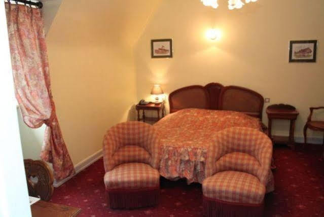 Aux Armes De France Hotel Амершвир Екстериор снимка