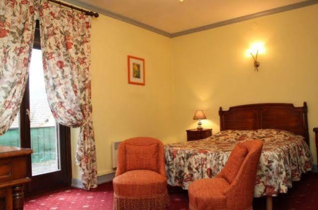 Aux Armes De France Hotel Амершвир Екстериор снимка