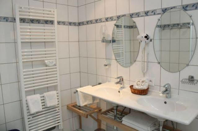 Aux Armes De France Hotel Амершвир Екстериор снимка